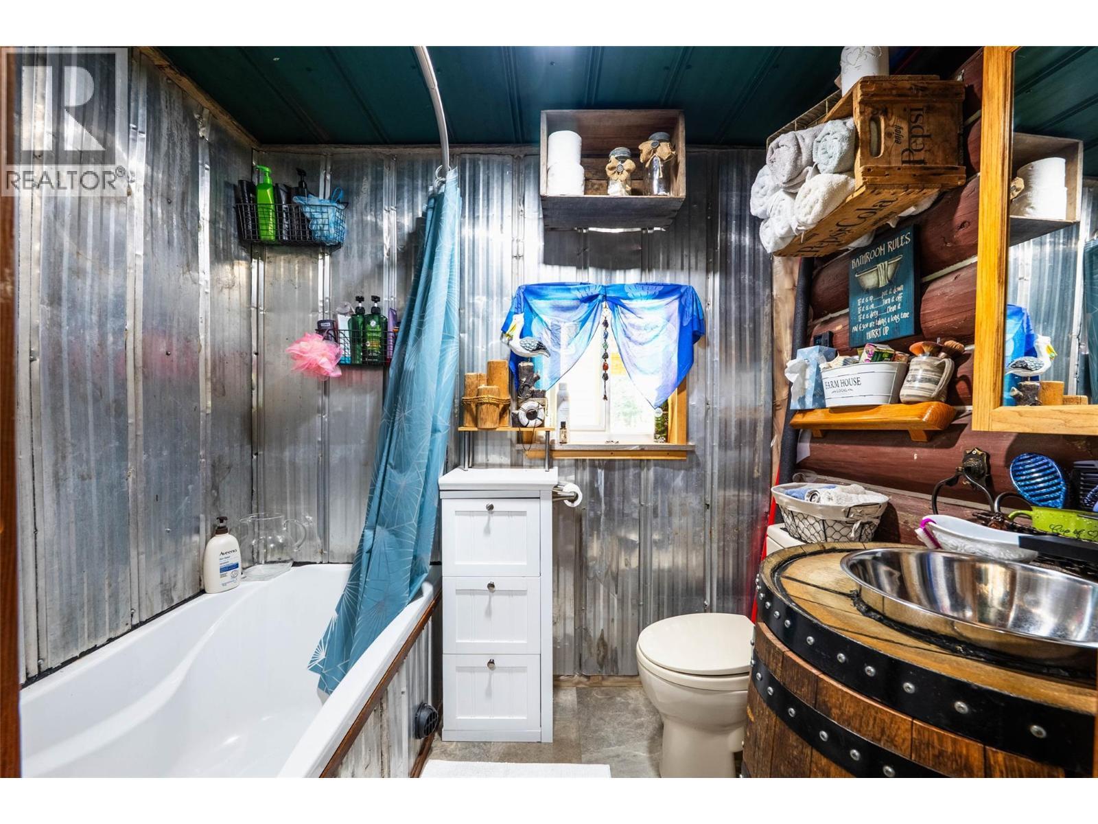 541 Bear Road, Salmo, BC - Indoor Photo Showing Bathroom