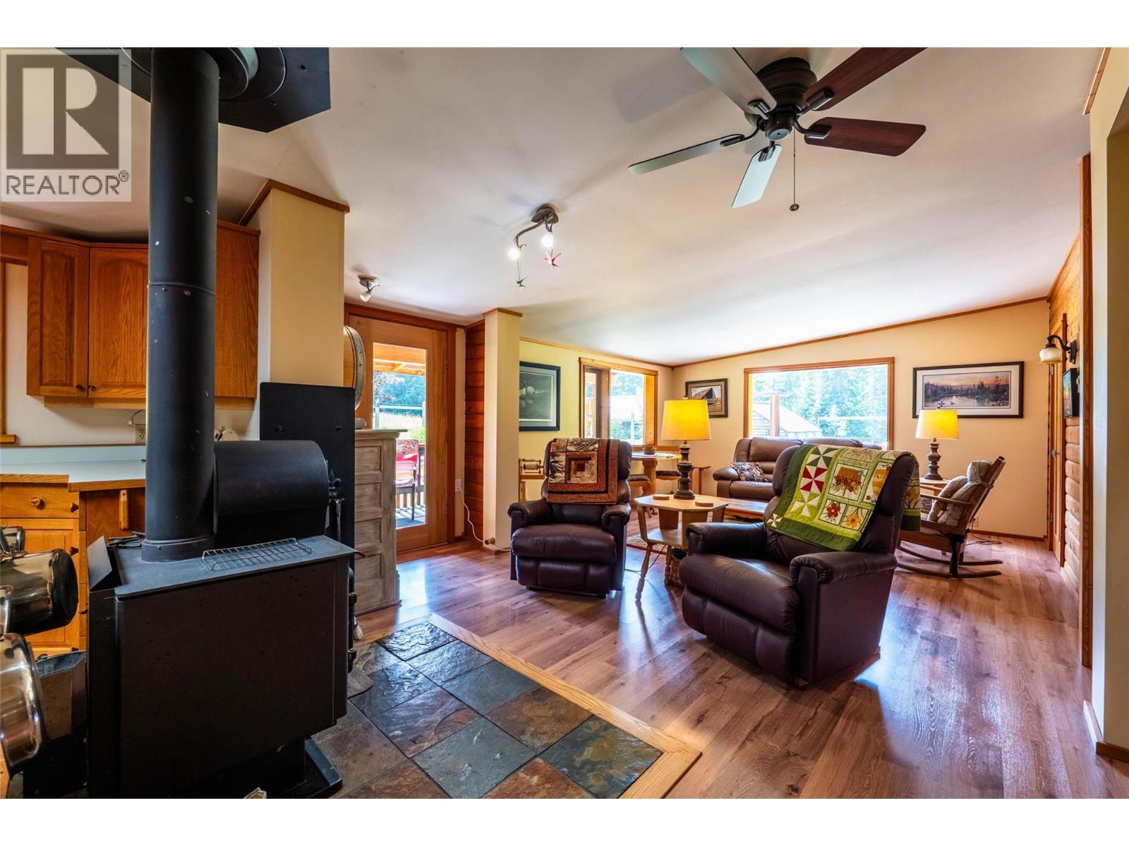 541 Bear Road, Salmo, BC - Indoor Photo Showing Living Room