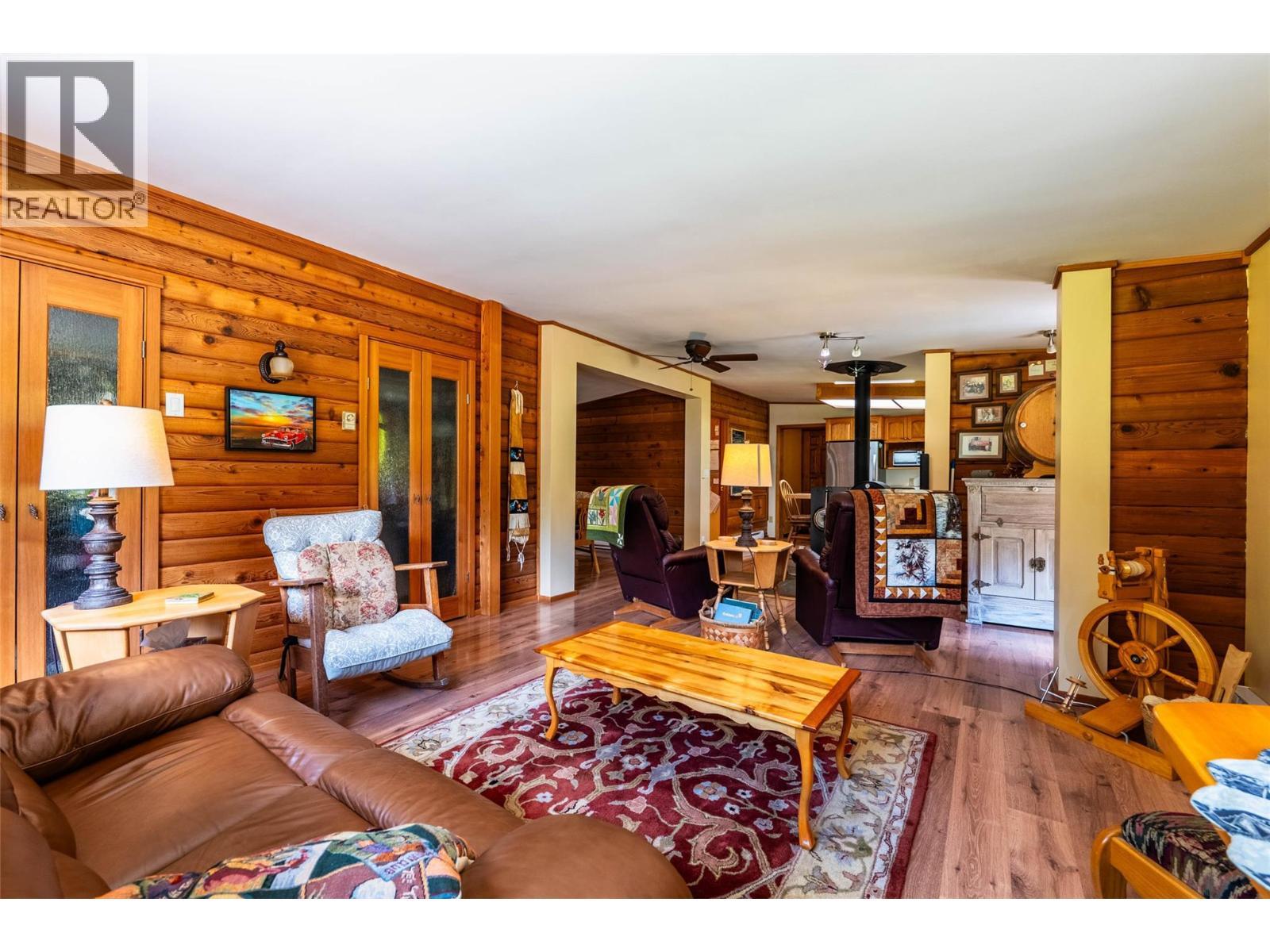 541 Bear Road, Salmo, BC - Indoor Photo Showing Living Room