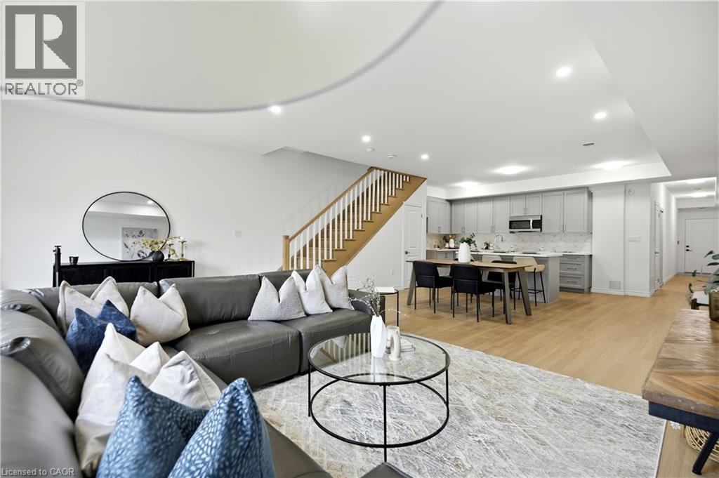 2 Slessor Boulevard Unit# 12, Grimsby, ON - Indoor Photo Showing Living Room