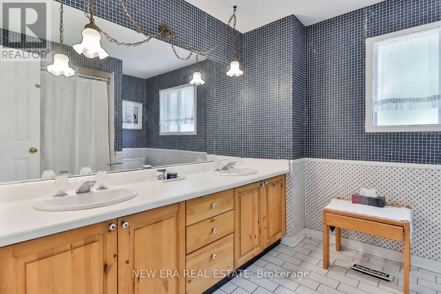 37 Glenthorne Drive, Toronto, ON - Indoor Photo Showing Bathroom