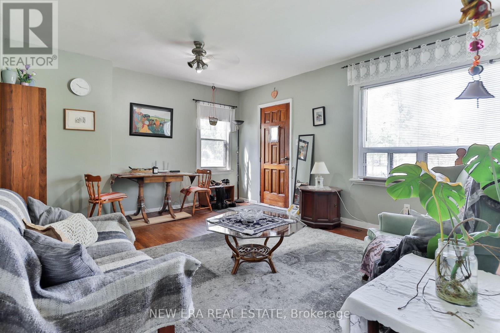 37 Glenthorne Drive, Toronto, ON - Indoor Photo Showing Living Room
