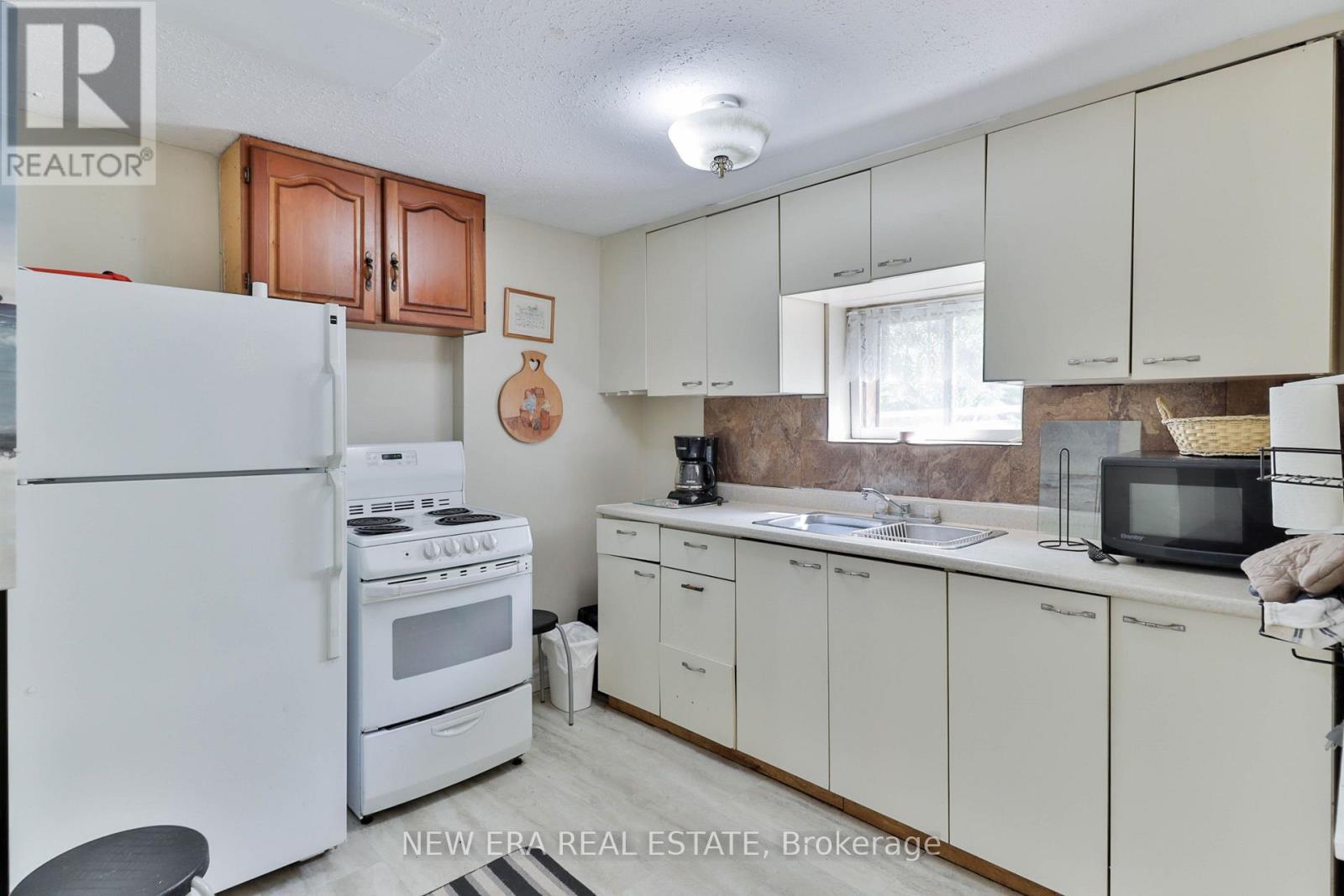 37 Glenthorne Drive, Toronto, ON - Indoor Photo Showing Kitchen With Double Sink