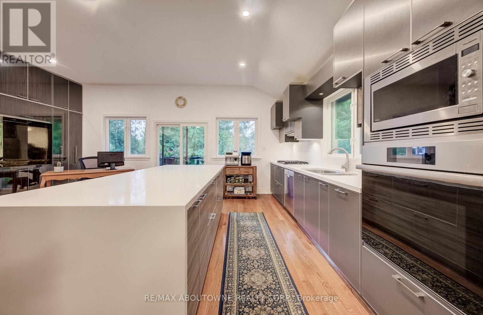 3091 Parkerhill Road, Mississauga, ON - Indoor Photo Showing Kitchen With Double Sink