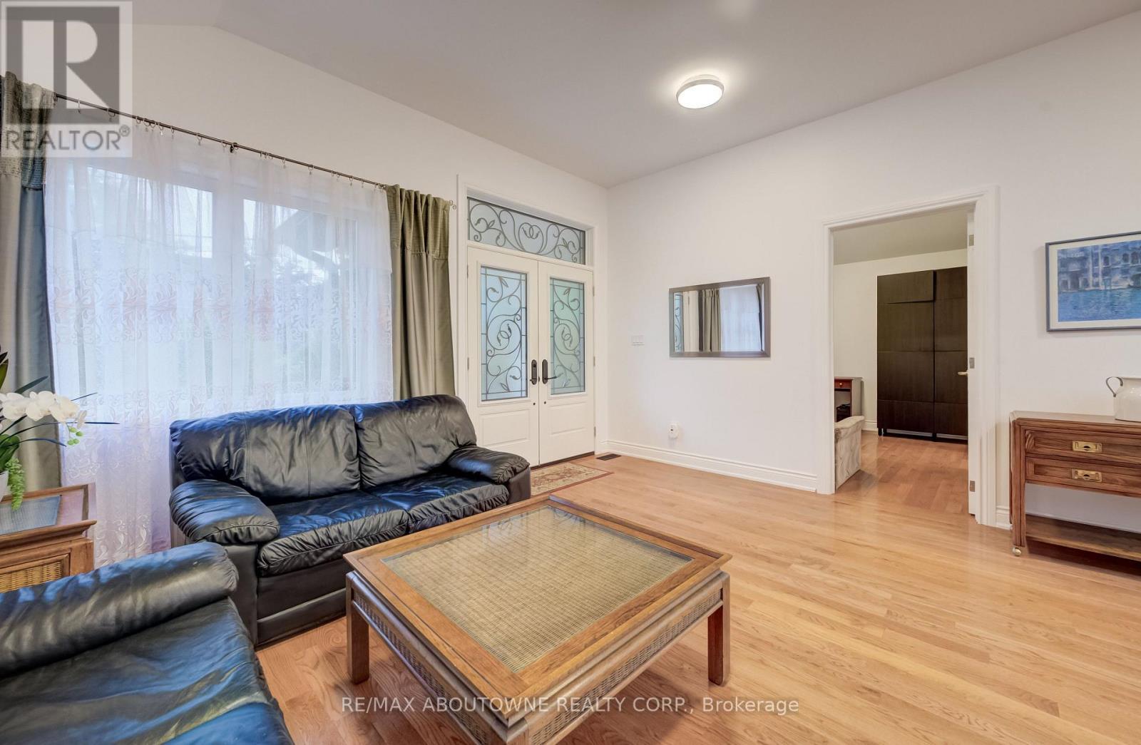 3091 Parkerhill Road, Mississauga, ON - Indoor Photo Showing Living Room