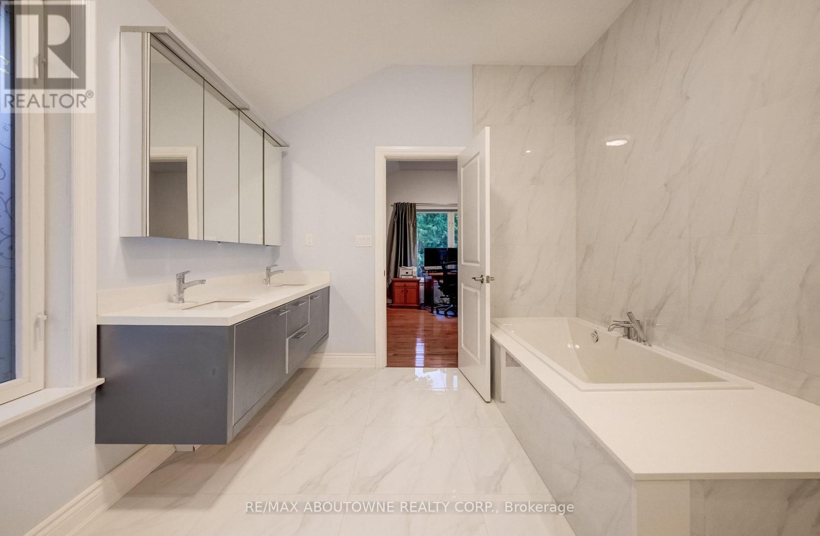 3091 Parkerhill Road, Mississauga, ON - Indoor Photo Showing Bathroom