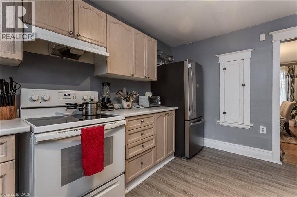 1088 King Street E, Hamilton, ON - Indoor Photo Showing Kitchen