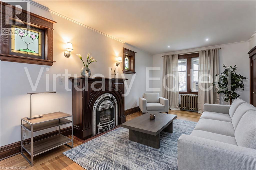 1088 King Street E, Hamilton, ON - Indoor Photo Showing Living Room
