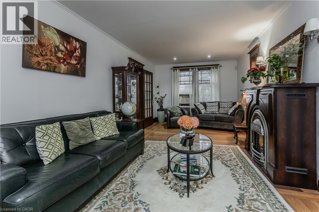 1088 King Street E, Hamilton, ON - Indoor Photo Showing Living Room