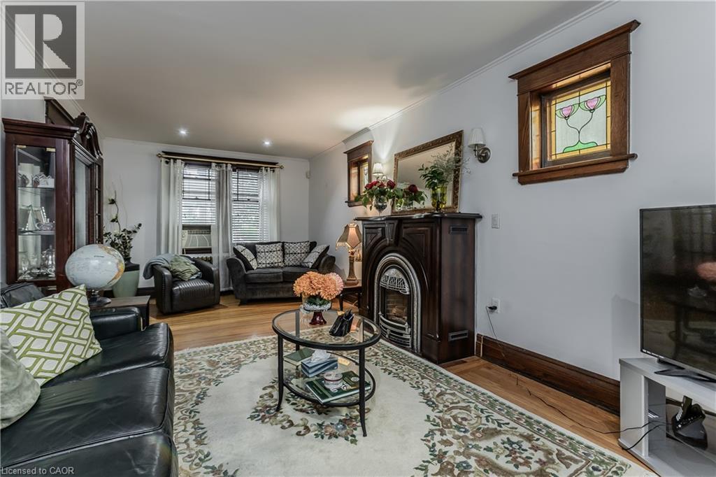 1088 King Street E, Hamilton, ON - Indoor Photo Showing Living Room