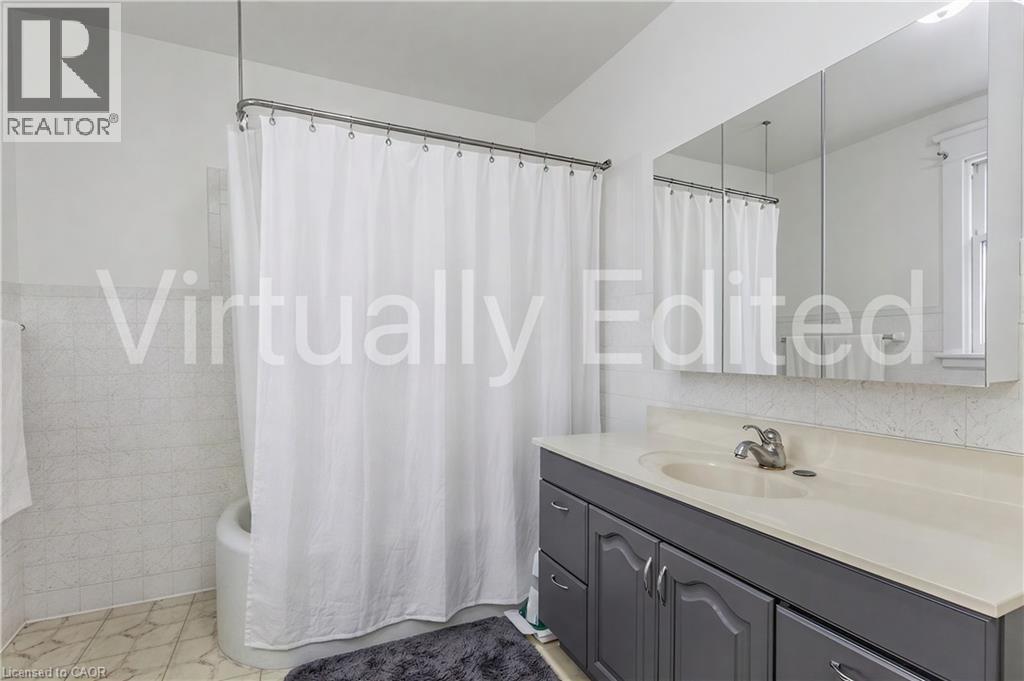 1088 King Street E, Hamilton, ON - Indoor Photo Showing Bathroom