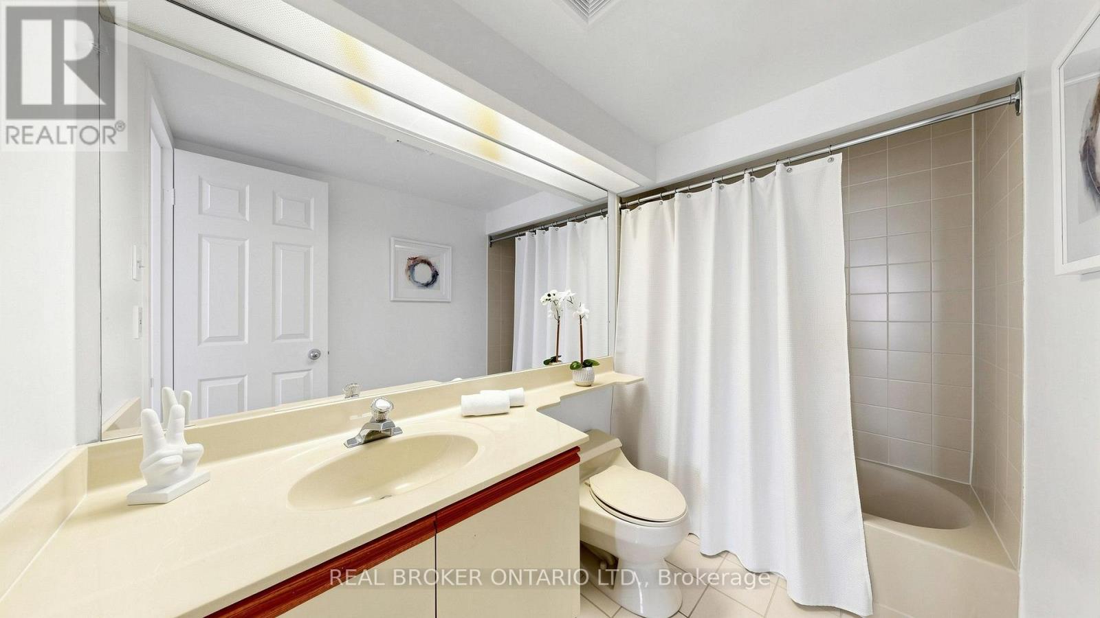 2108 - 99 Harbour Square, Toronto, ON - Indoor Photo Showing Bathroom