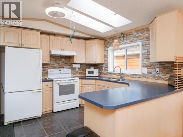 225-989 Range Road, Whitehorse, YT - Indoor Photo Showing Kitchen With Double Sink
