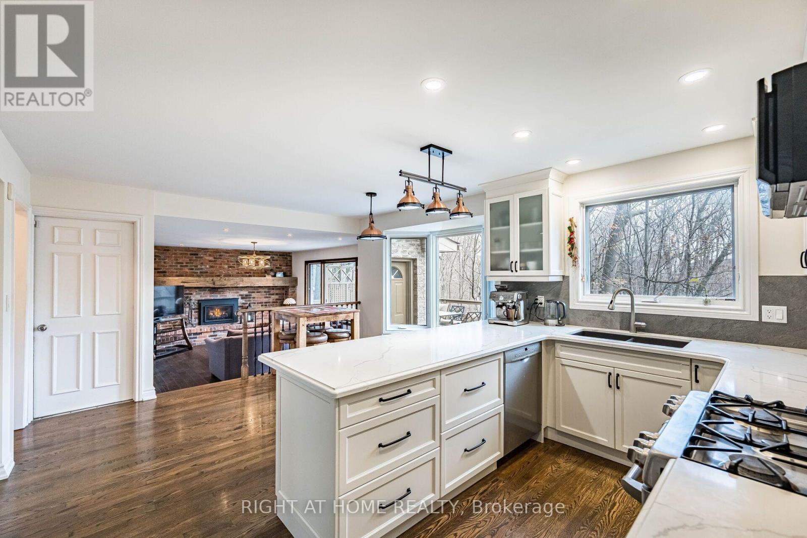 1941 Four Seasons Drive, Burlington, ON - Indoor Photo Showing Kitchen With Upgraded Kitchen