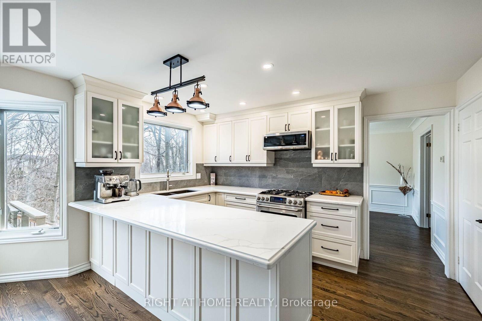 1941 Four Seasons Drive, Burlington, ON - Indoor Photo Showing Kitchen With Upgraded Kitchen