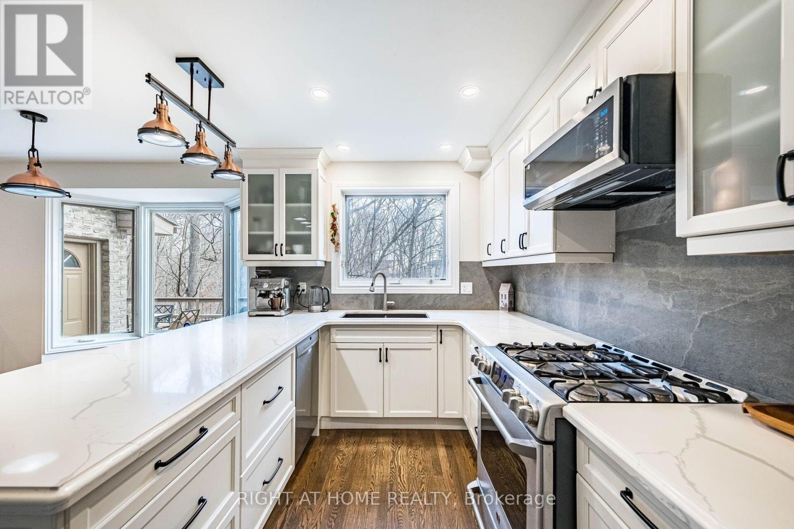 1941 Four Seasons Drive, Burlington, ON - Indoor Photo Showing Kitchen With Upgraded Kitchen