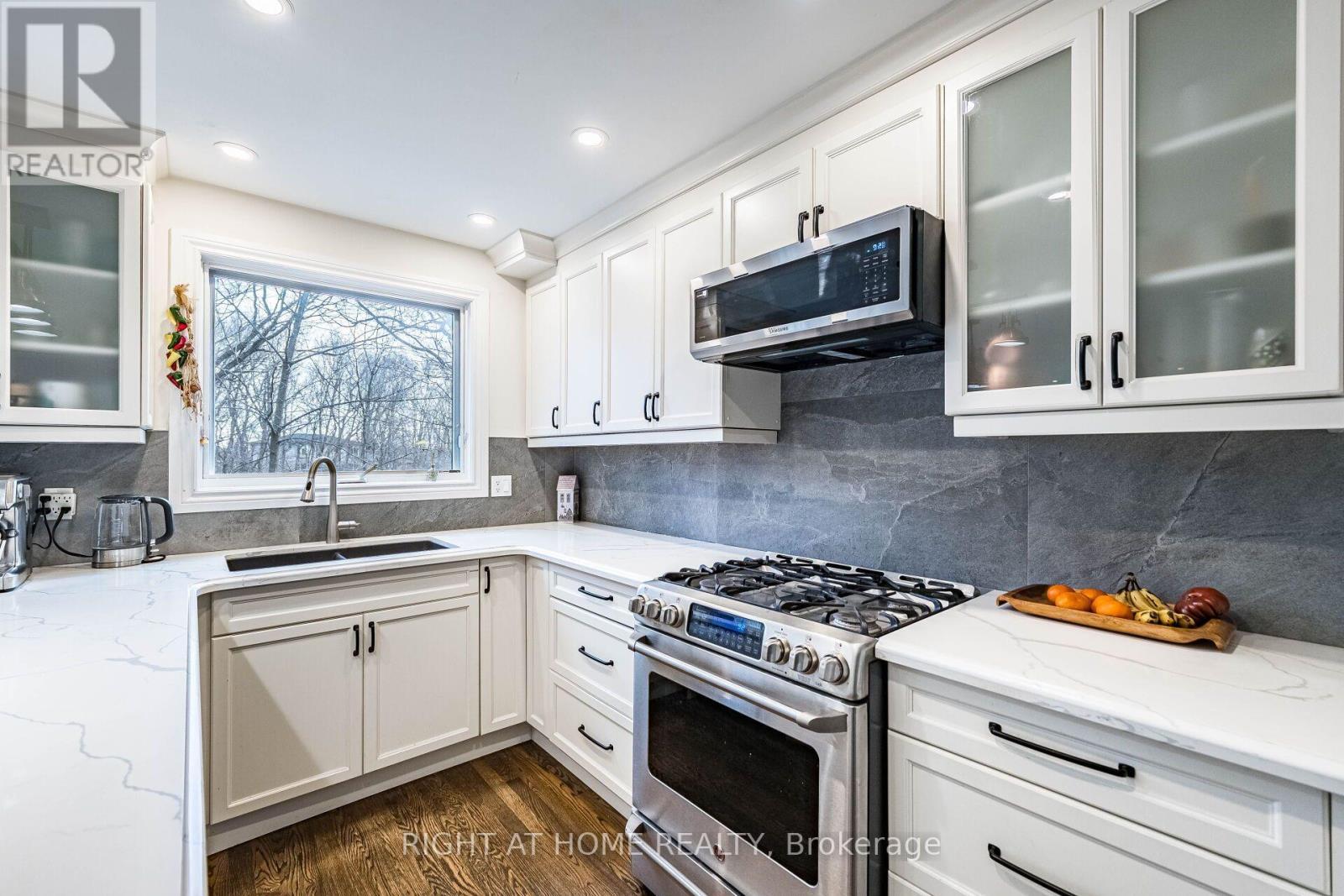 1941 Four Seasons Drive, Burlington, ON - Indoor Photo Showing Kitchen With Upgraded Kitchen