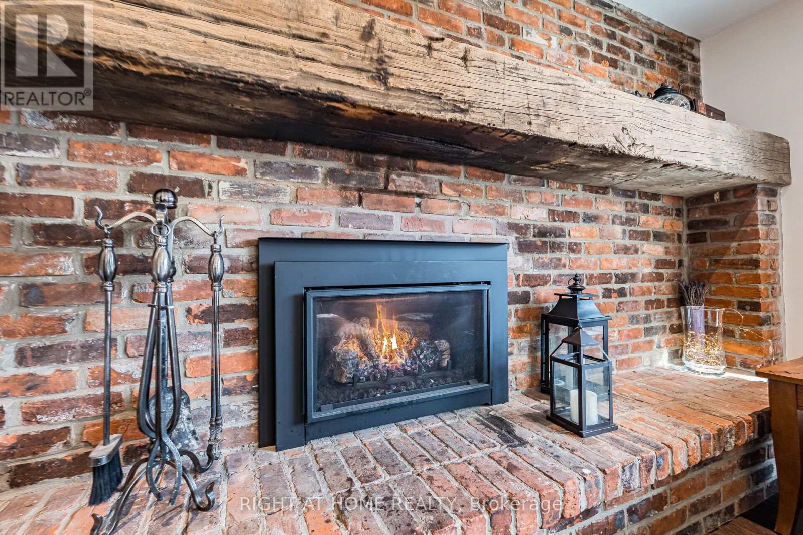 1941 Four Seasons Drive, Burlington, ON - Indoor Photo Showing Living Room With Fireplace