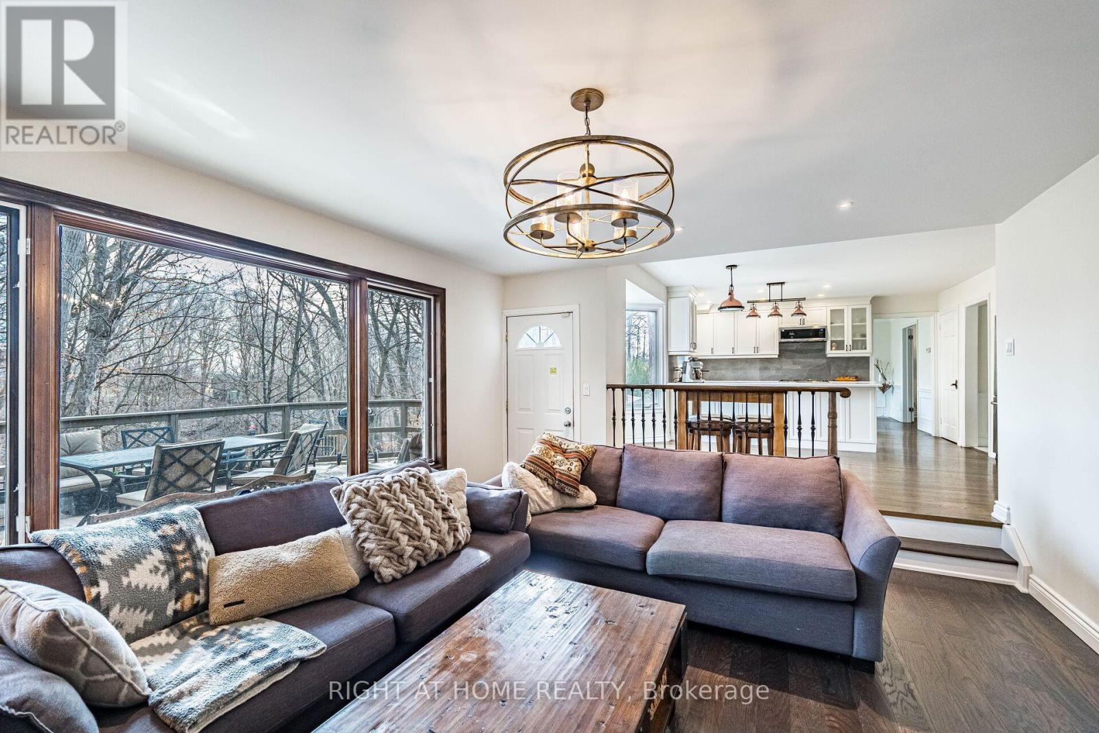 1941 Four Seasons Drive, Burlington, ON - Indoor Photo Showing Living Room