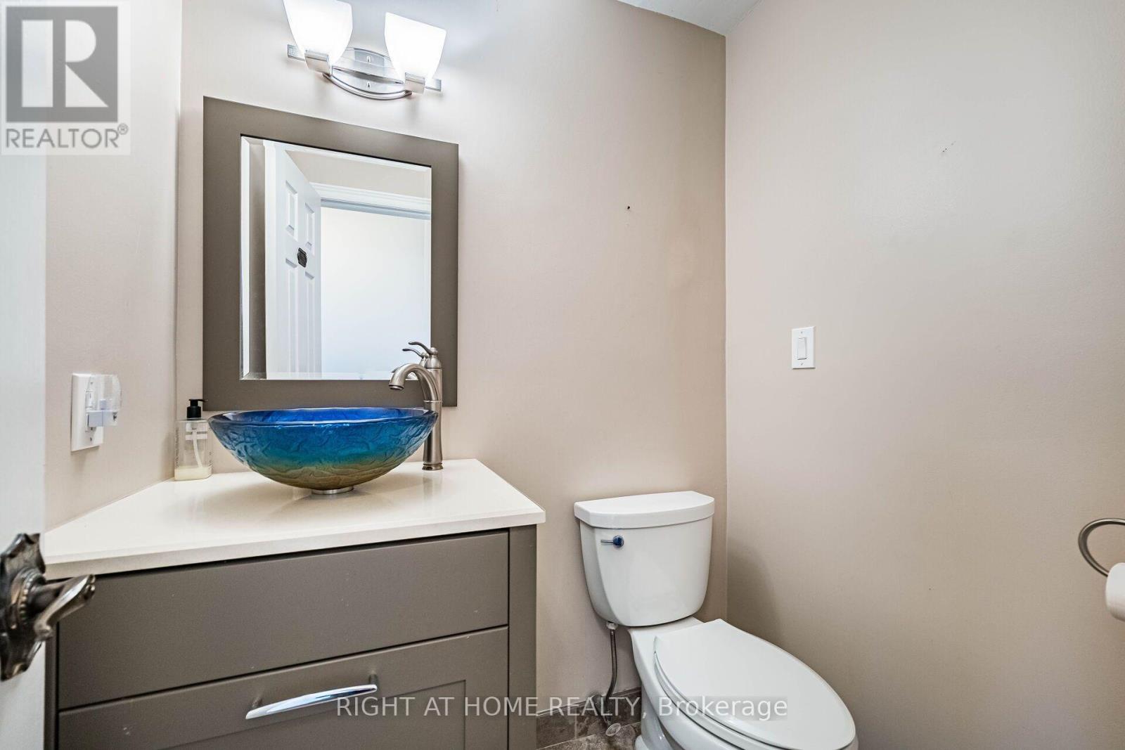 1941 Four Seasons Drive, Burlington, ON - Indoor Photo Showing Bathroom