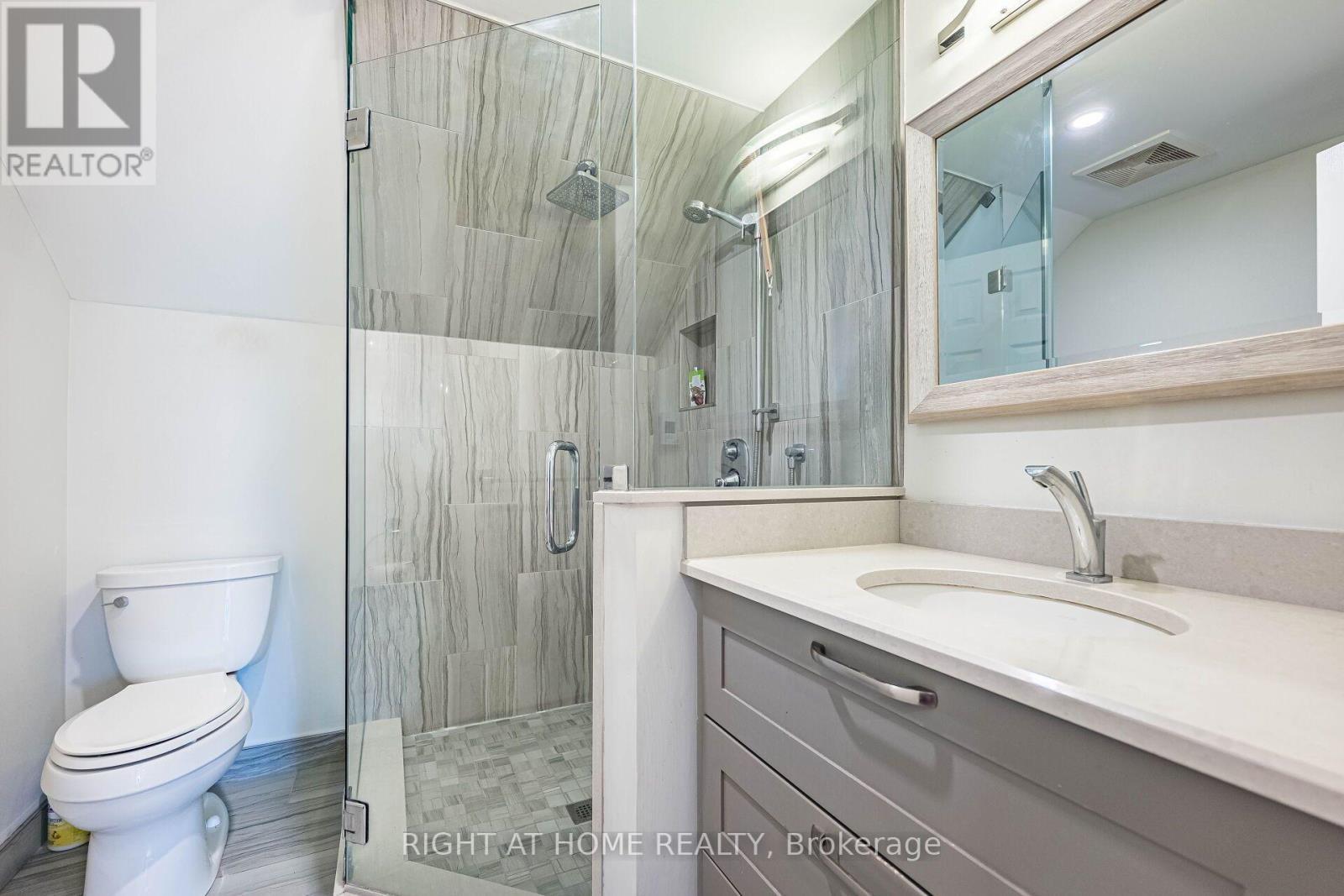 1941 Four Seasons Drive, Burlington, ON - Indoor Photo Showing Bathroom
