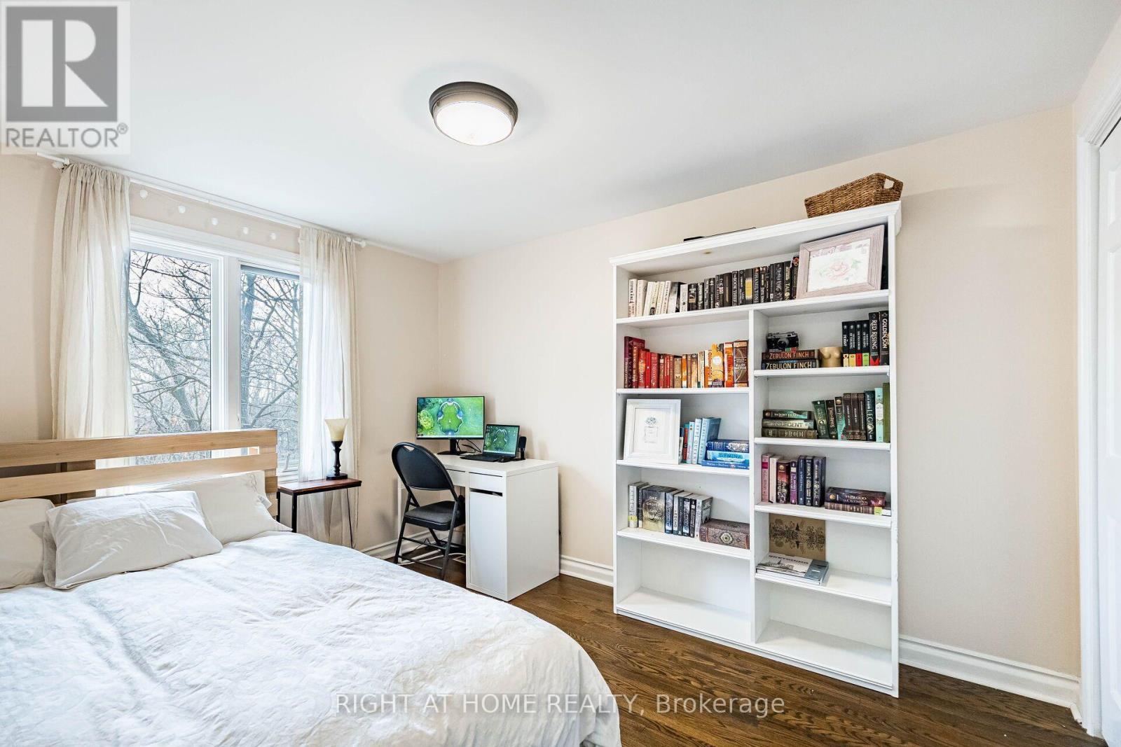 1941 Four Seasons Drive, Burlington, ON - Indoor Photo Showing Bedroom