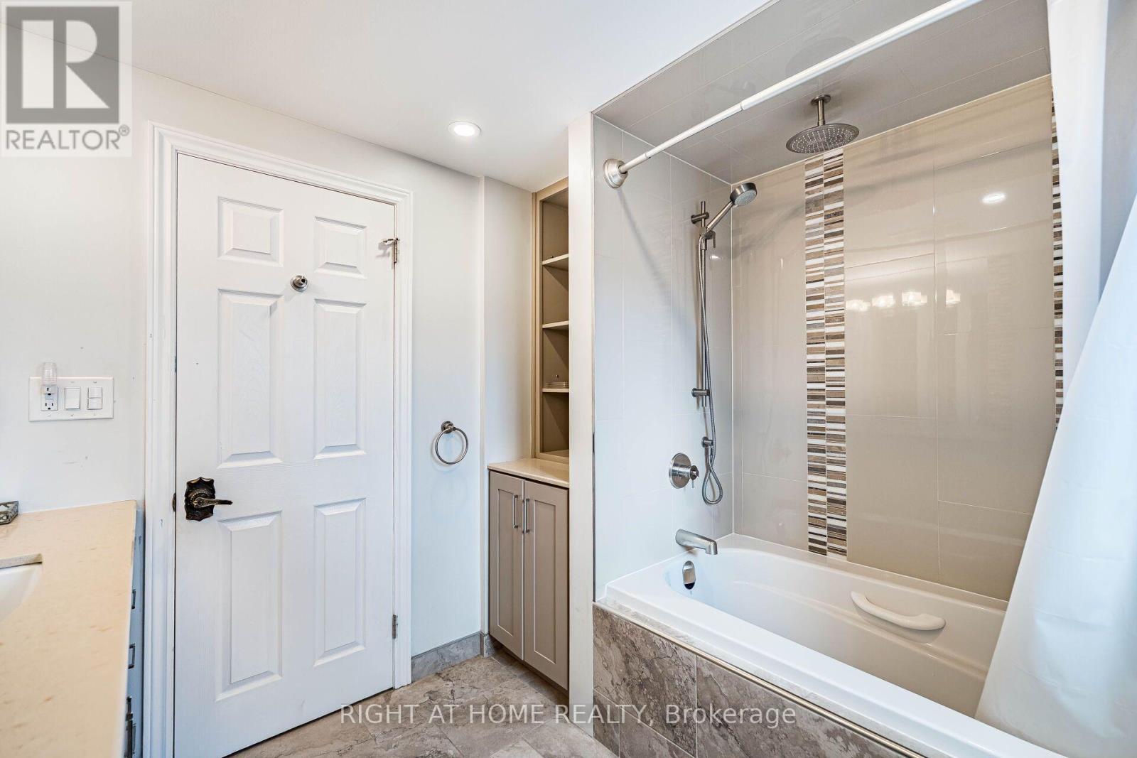 1941 Four Seasons Drive, Burlington, ON - Indoor Photo Showing Bathroom