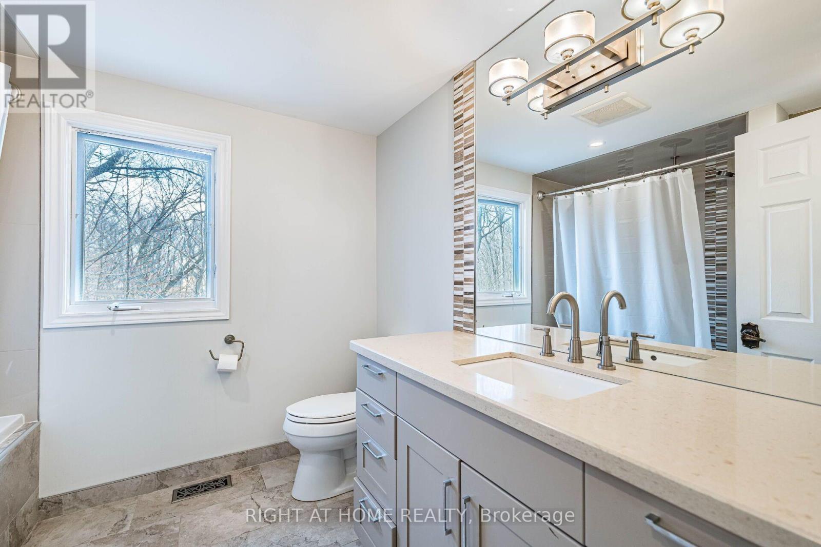 1941 Four Seasons Drive, Burlington, ON - Indoor Photo Showing Bathroom