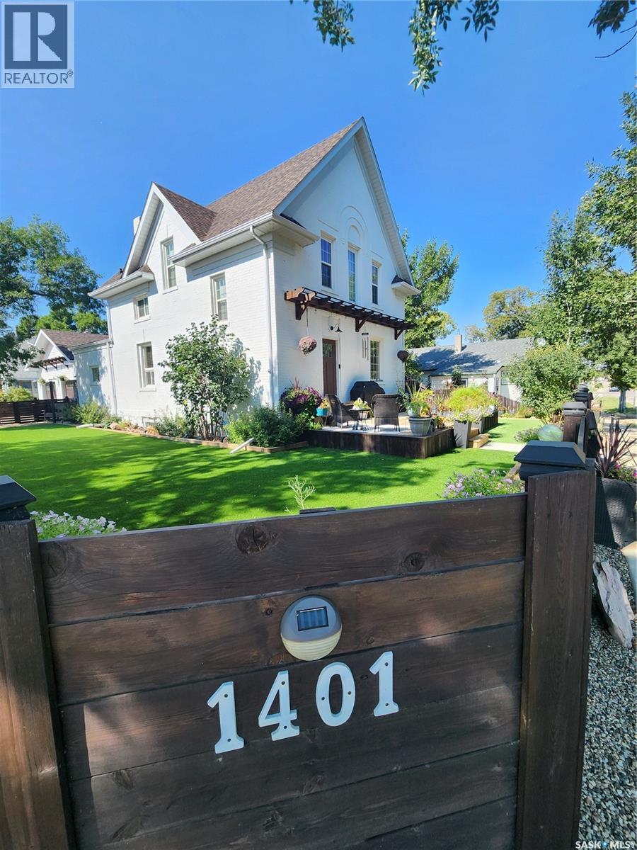 1401 3Rd Street, Estevan, SK - Outdoor