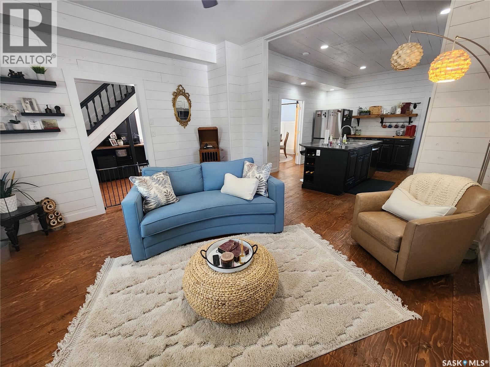 1401 3Rd Street, Estevan, SK - Indoor Photo Showing Living Room