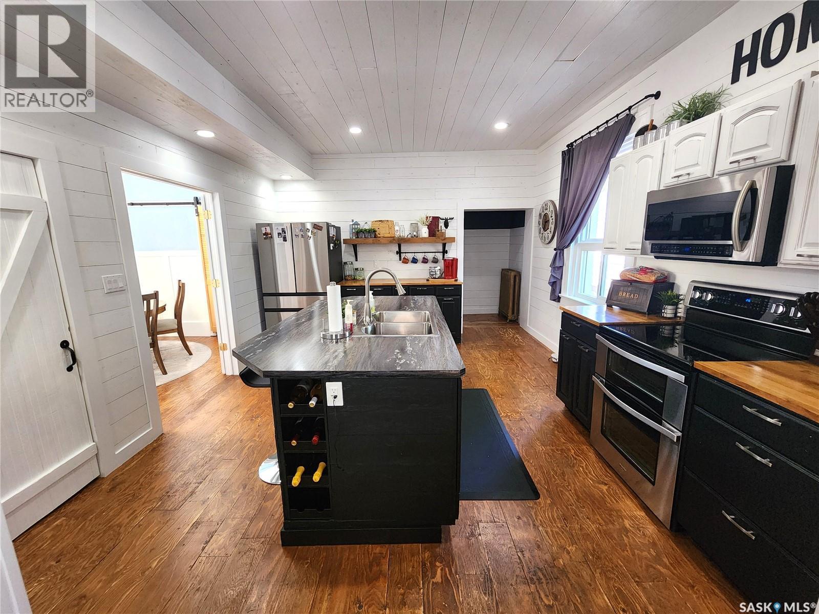 1401 3Rd Street, Estevan, SK - Indoor Photo Showing Kitchen