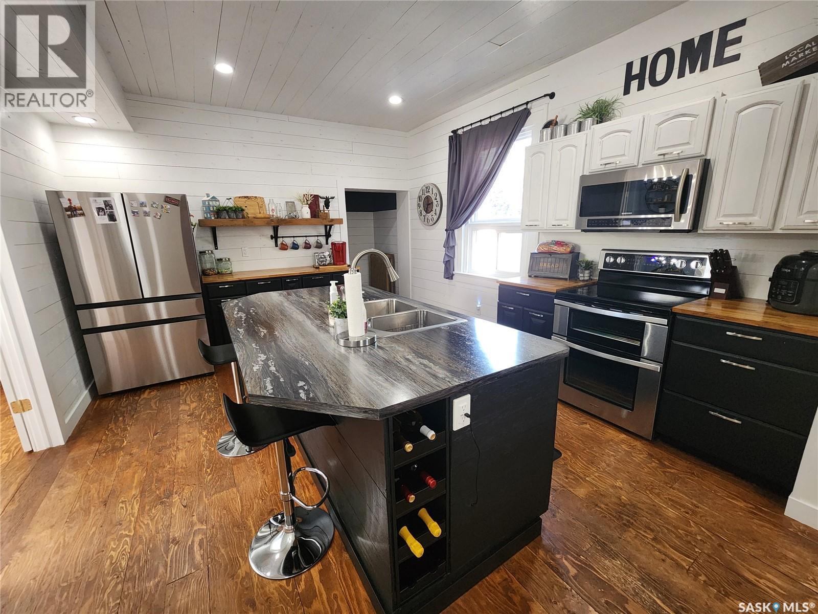 1401 3Rd Street, Estevan, SK - Indoor Photo Showing Kitchen With Stainless Steel Kitchen With Double Sink