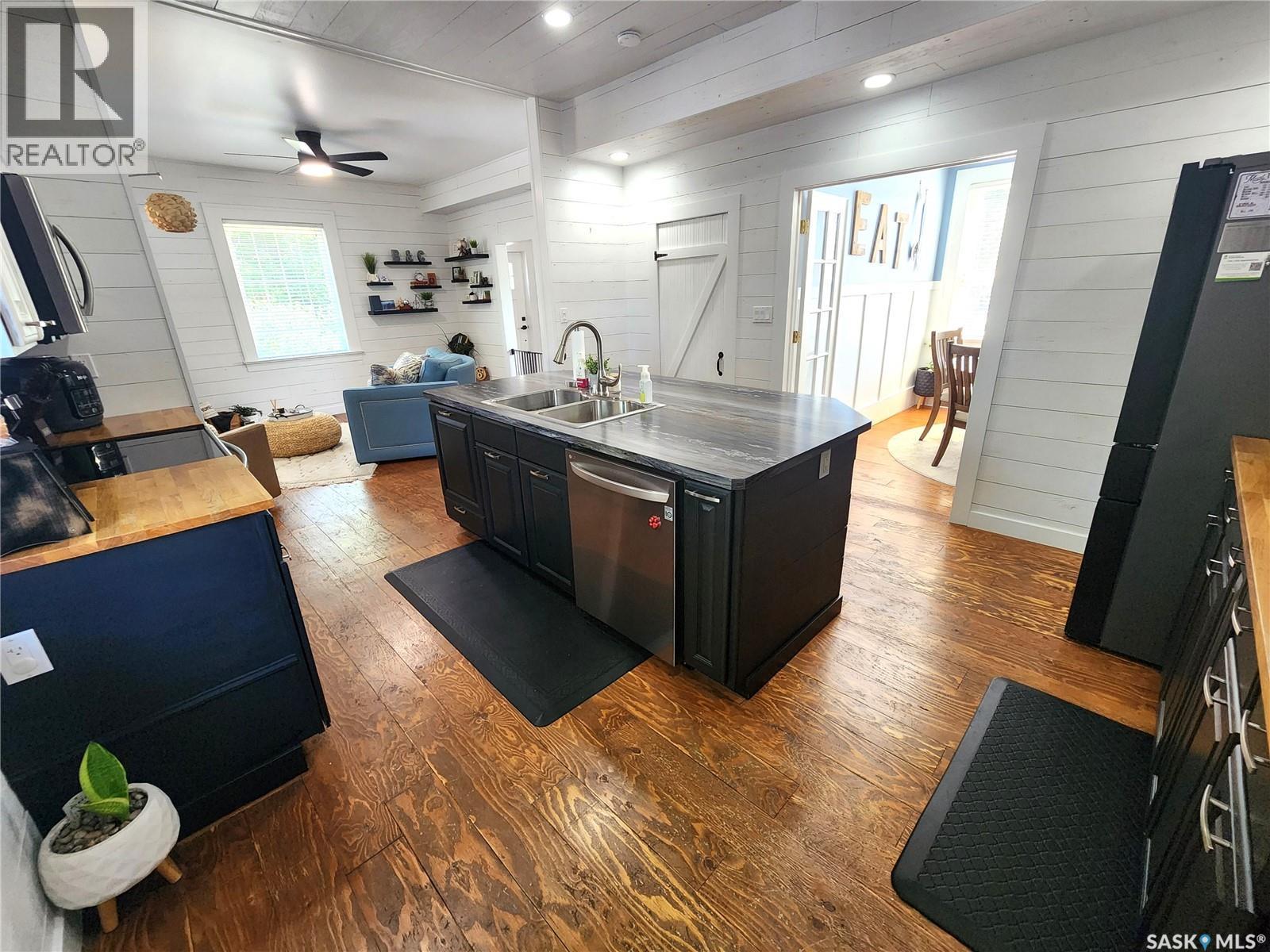 1401 3Rd Street, Estevan, SK - Indoor Photo Showing Kitchen With Double Sink
