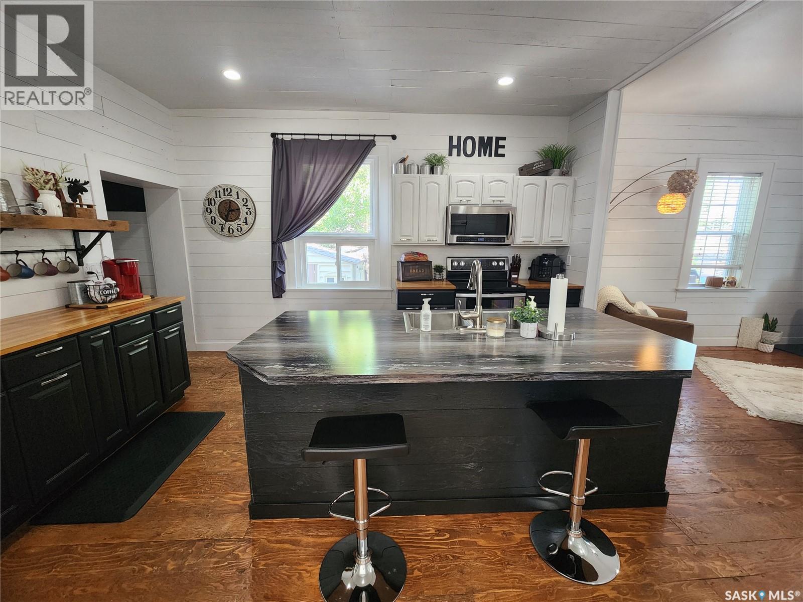 1401 3Rd Street, Estevan, SK - Indoor Photo Showing Kitchen