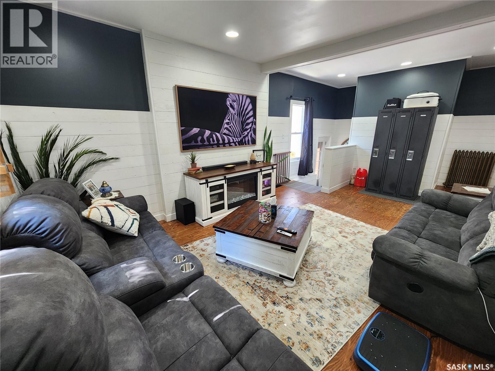 1401 3Rd Street, Estevan, SK - Indoor Photo Showing Living Room