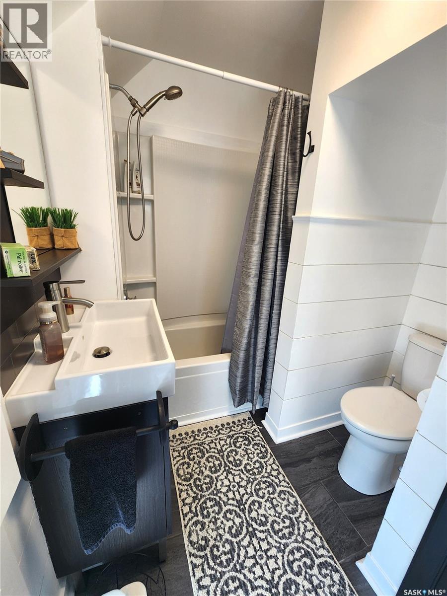 1401 3Rd Street, Estevan, SK - Indoor Photo Showing Bathroom