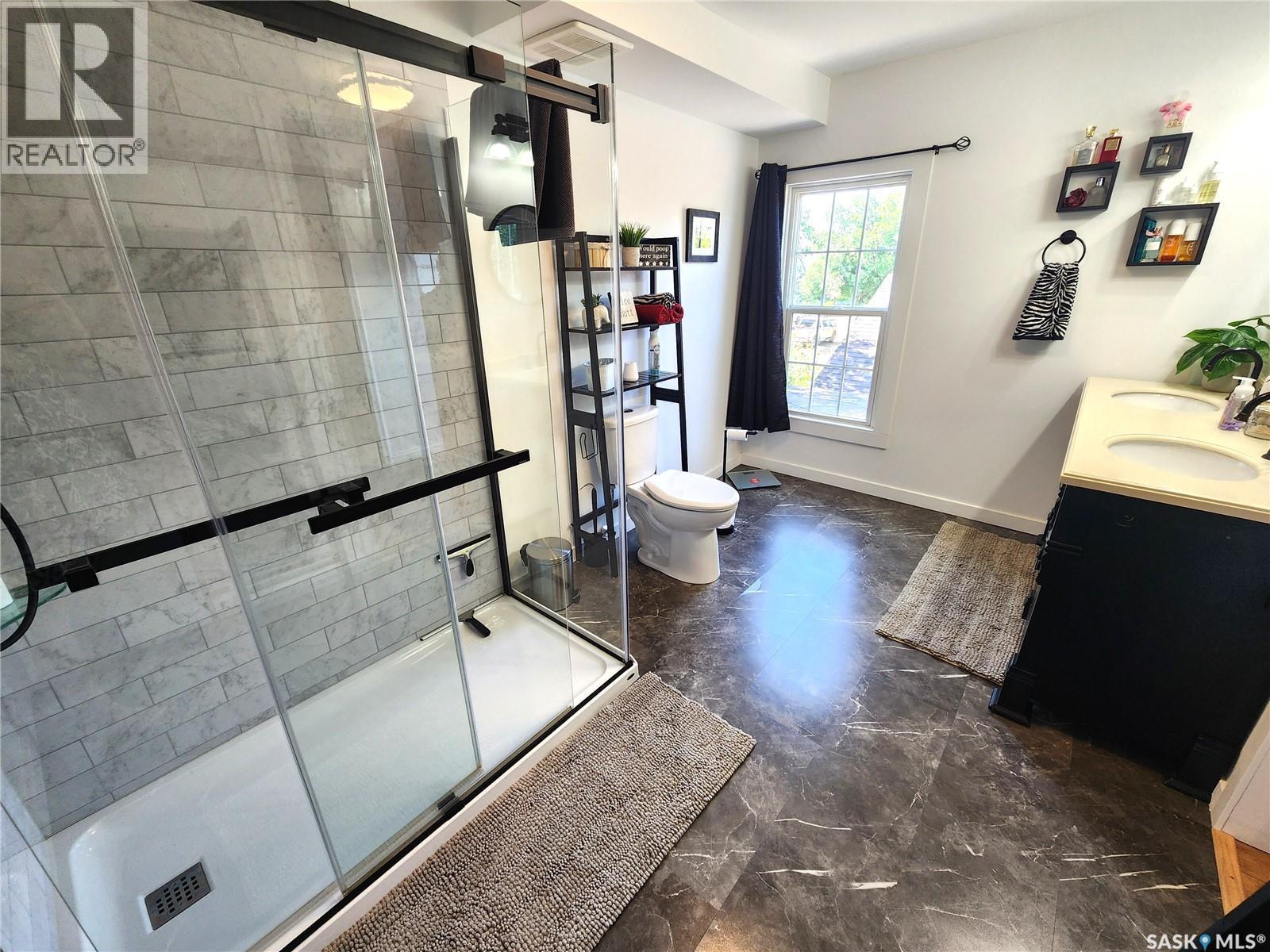 1401 3Rd Street, Estevan, SK - Indoor Photo Showing Bathroom