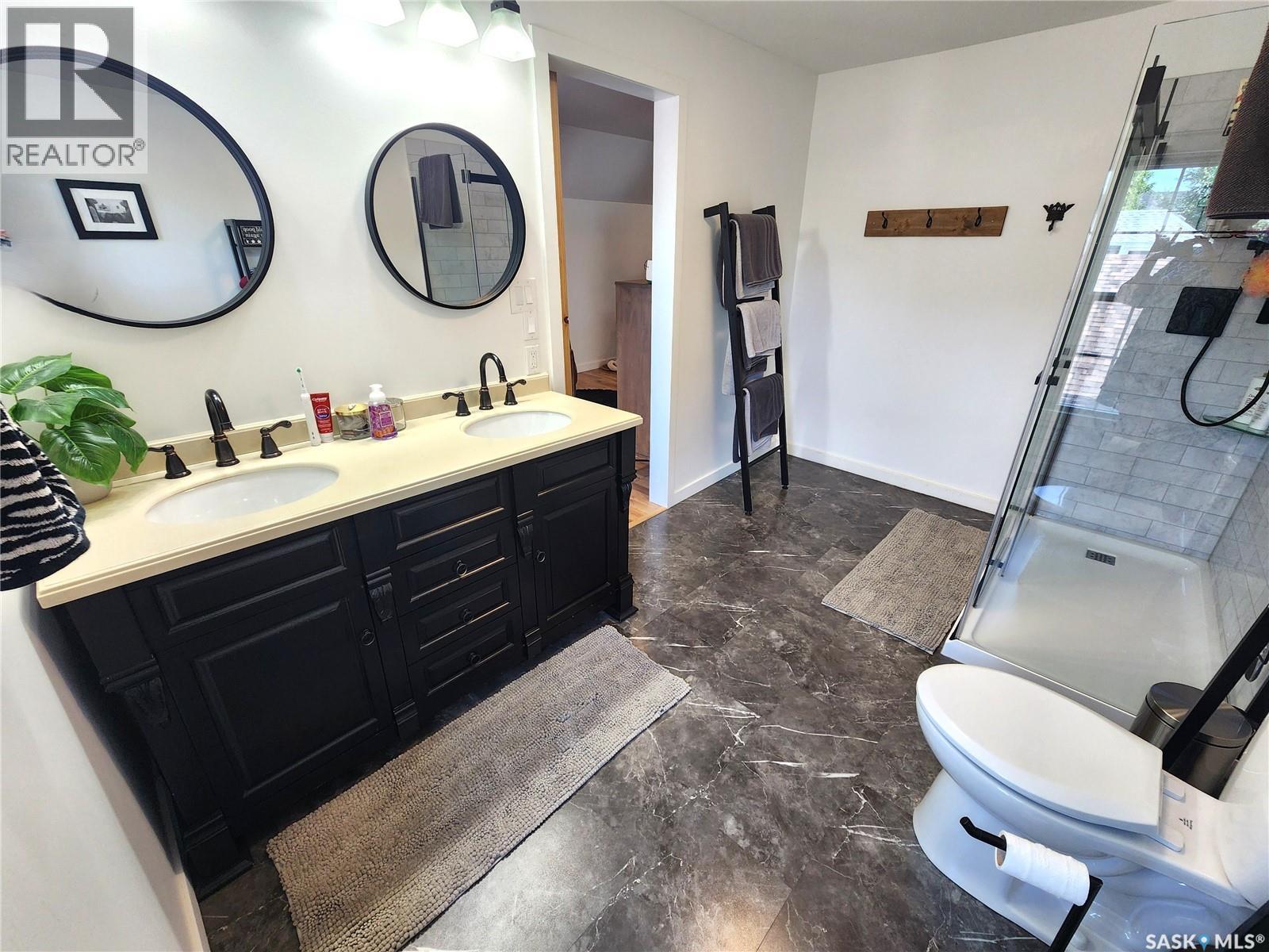 1401 3Rd Street, Estevan, SK - Indoor Photo Showing Bathroom
