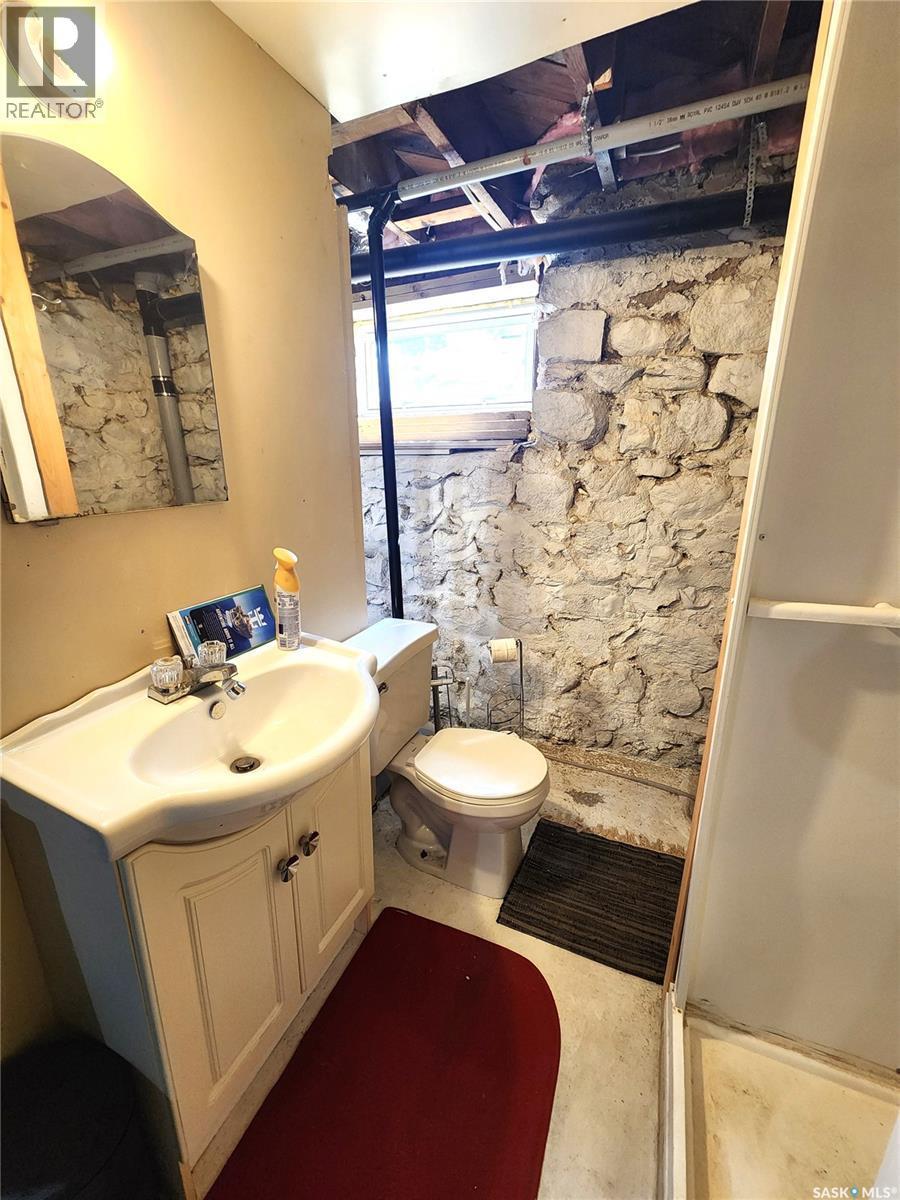 1401 3Rd Street, Estevan, SK - Indoor Photo Showing Bathroom