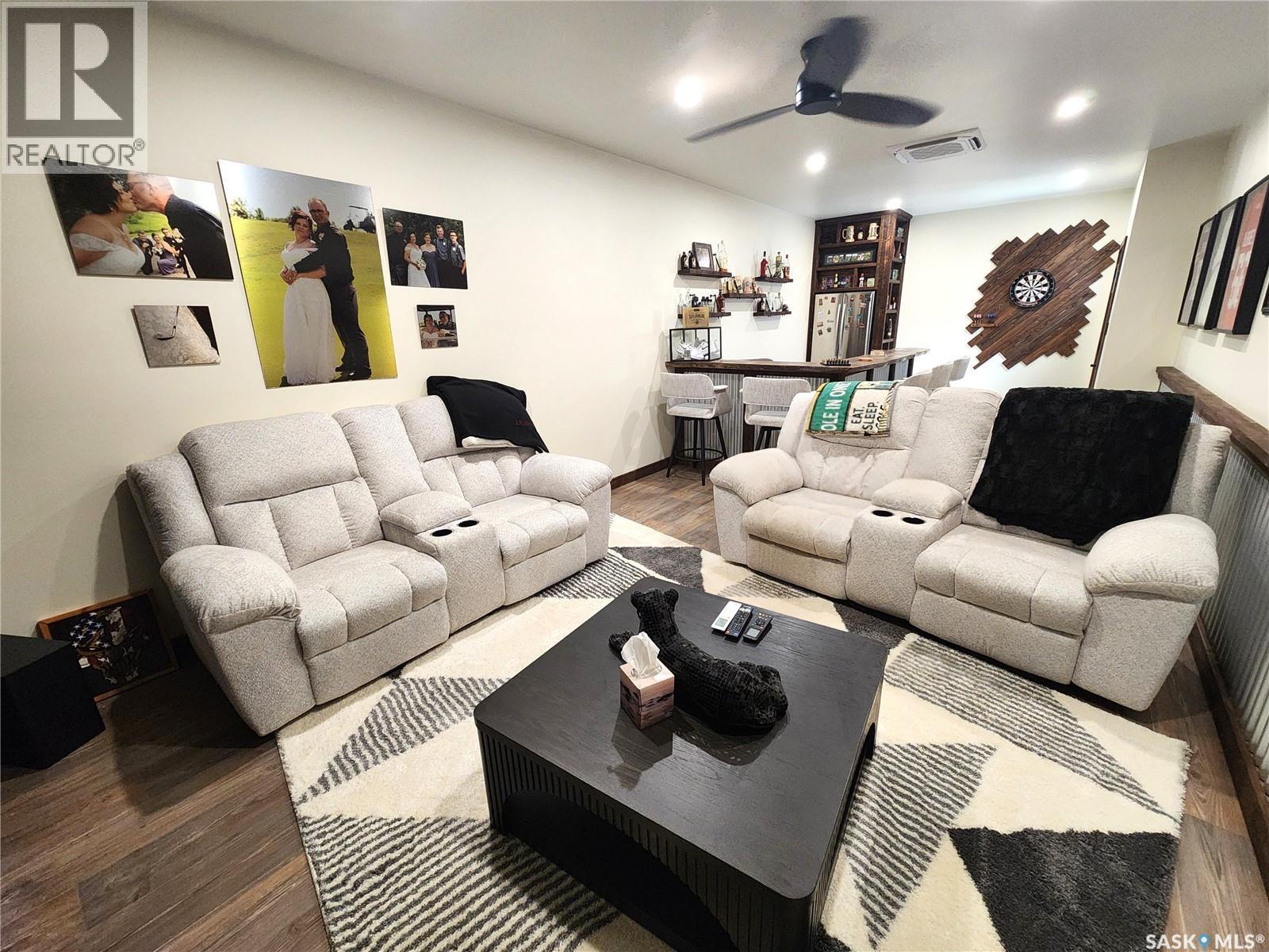 1401 3Rd Street, Estevan, SK - Indoor Photo Showing Living Room