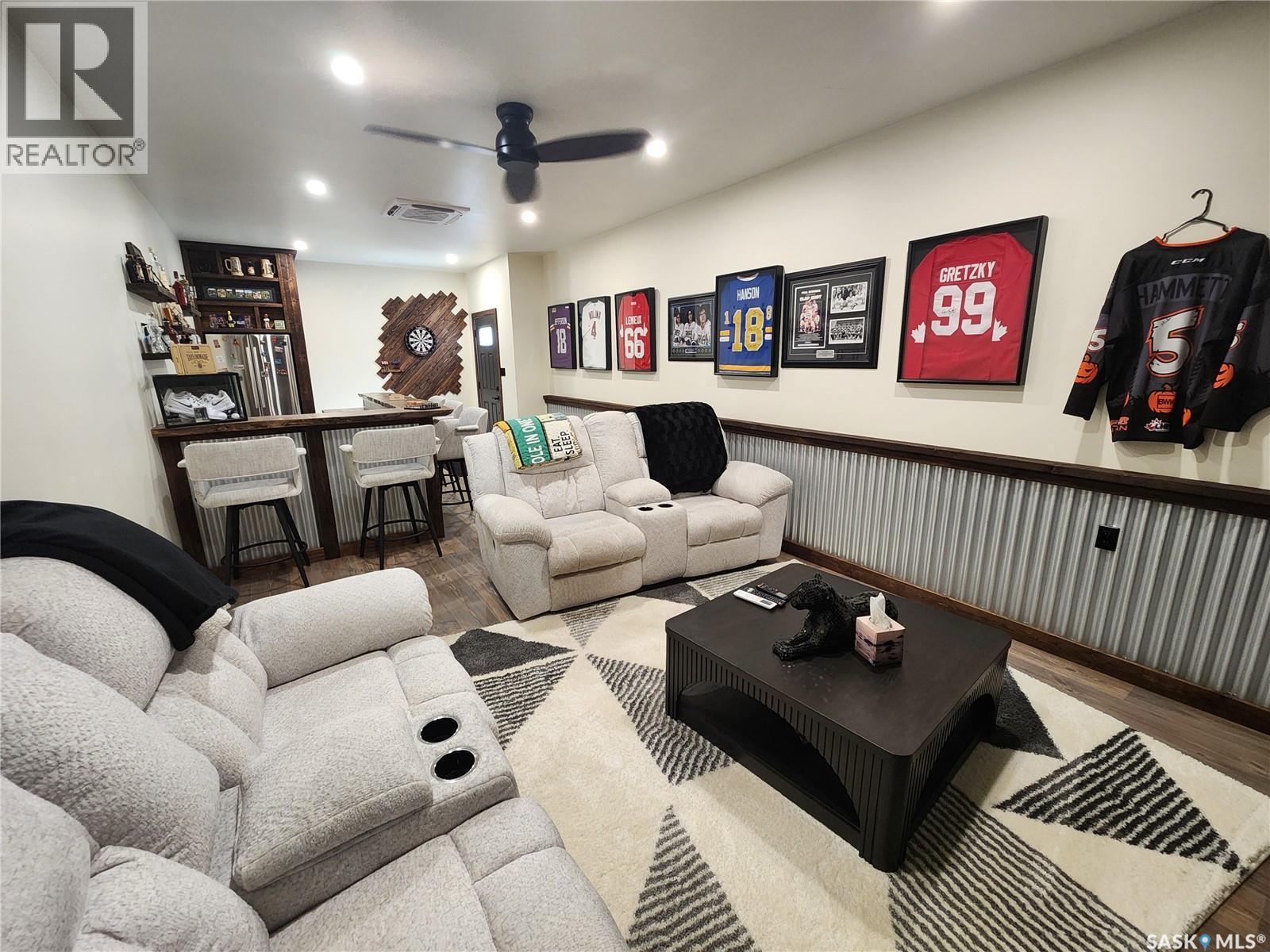 1401 3Rd Street, Estevan, SK - Indoor Photo Showing Living Room