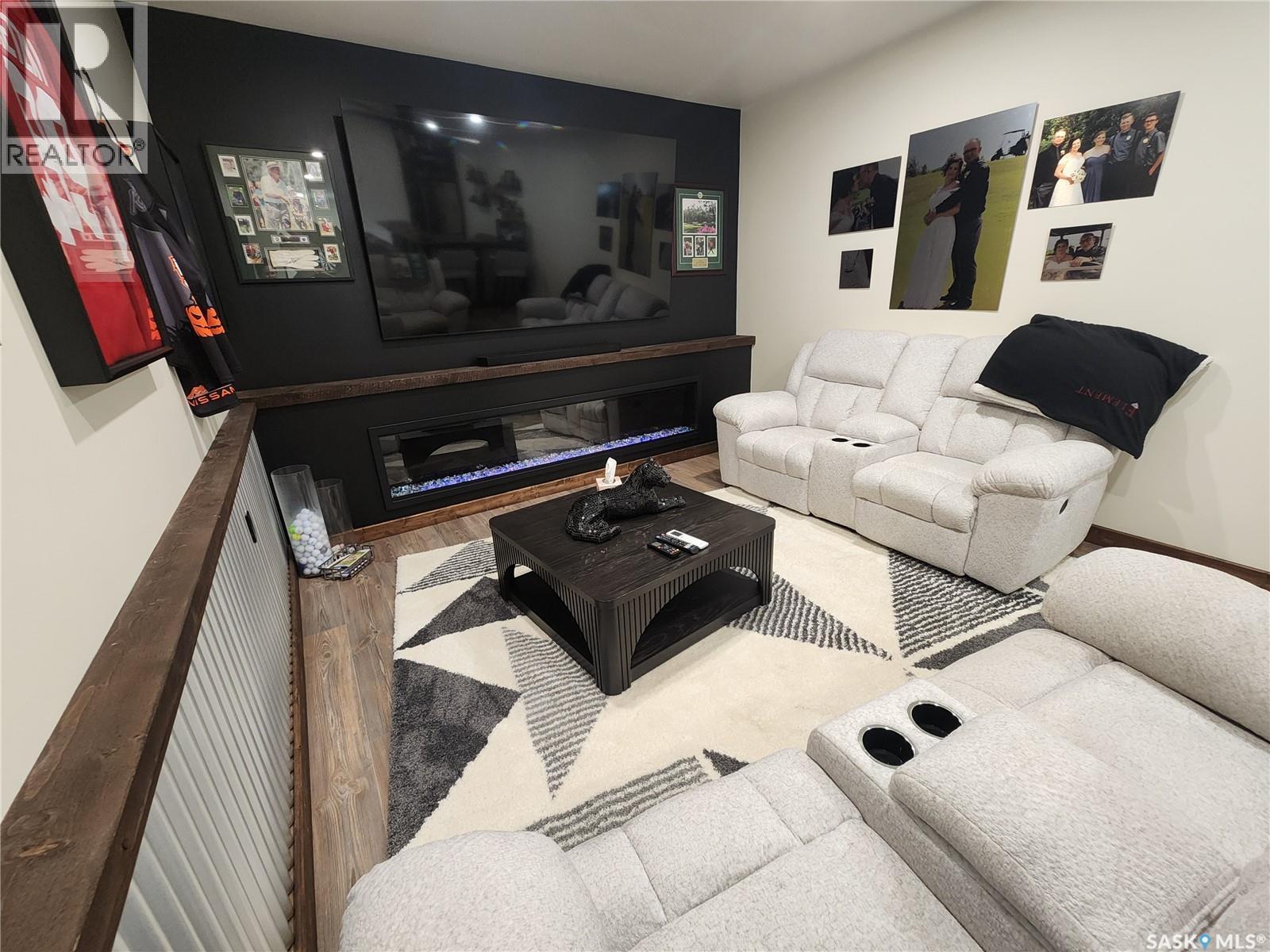 1401 3Rd Street, Estevan, SK - Indoor Photo Showing Living Room