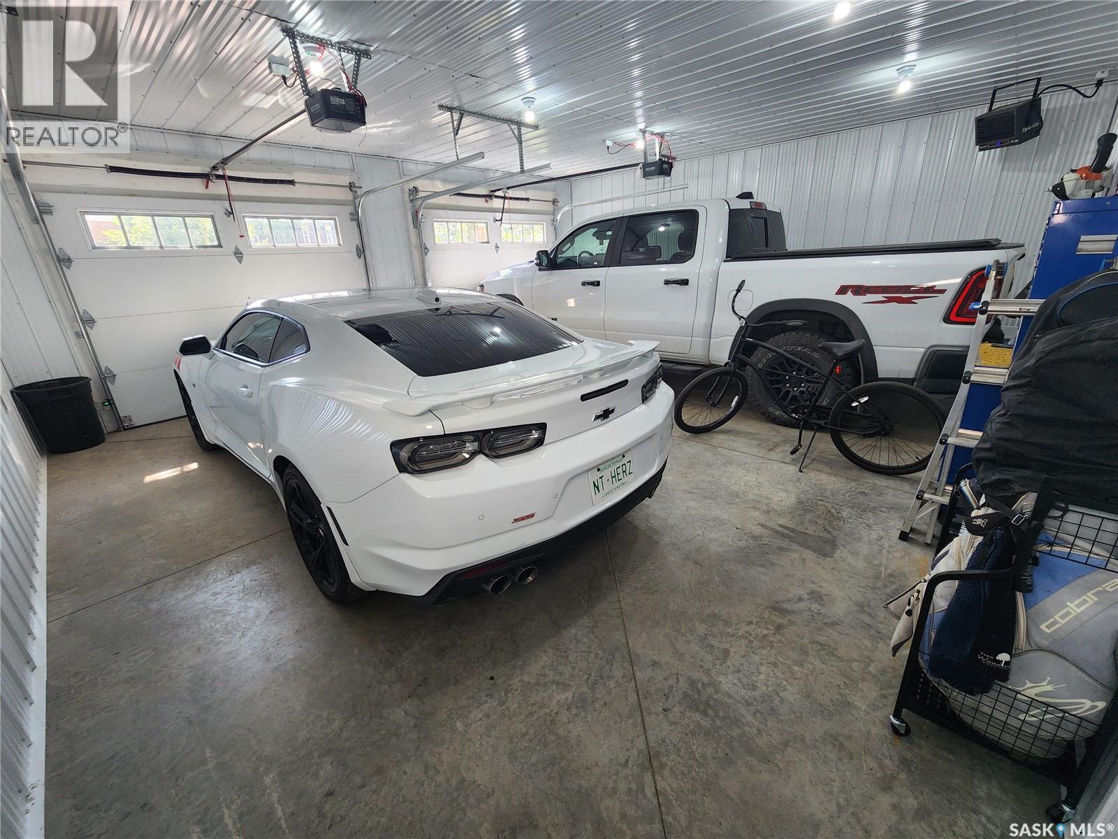 1401 3Rd Street, Estevan, SK - Indoor Photo Showing Garage