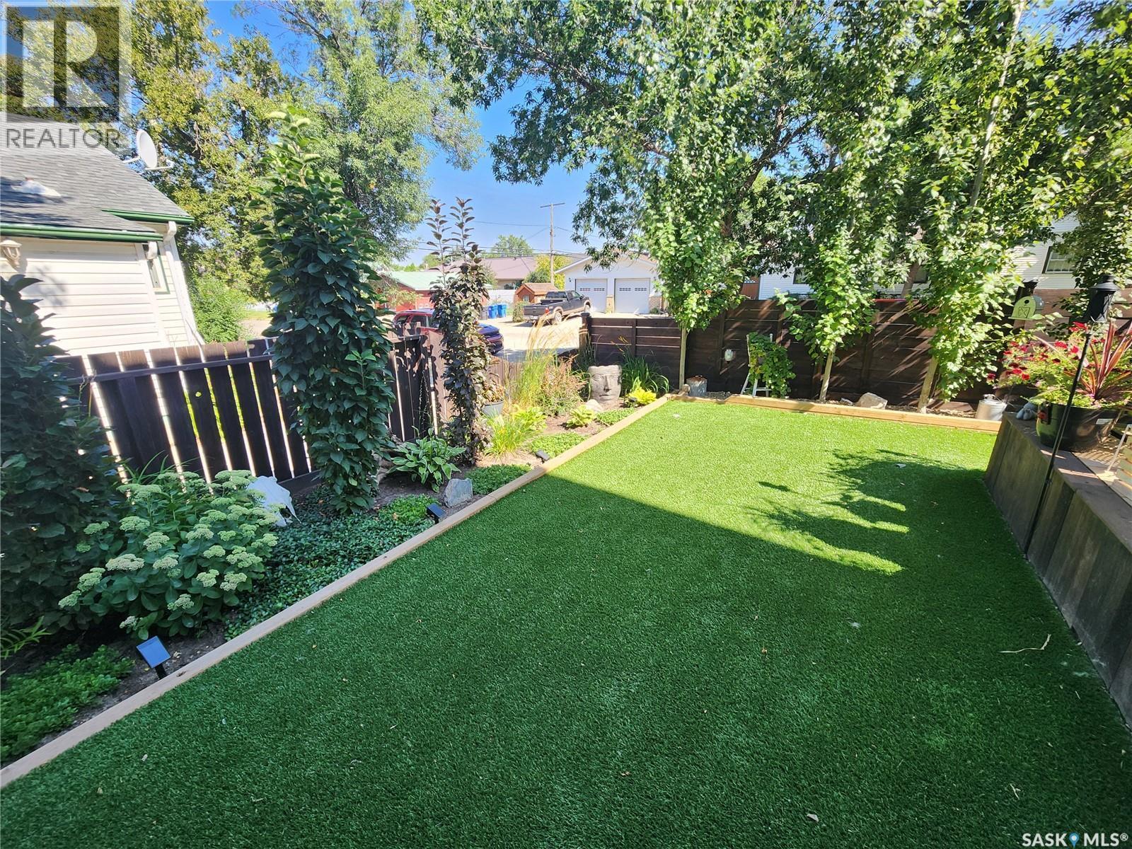1401 3Rd Street, Estevan, SK - Outdoor