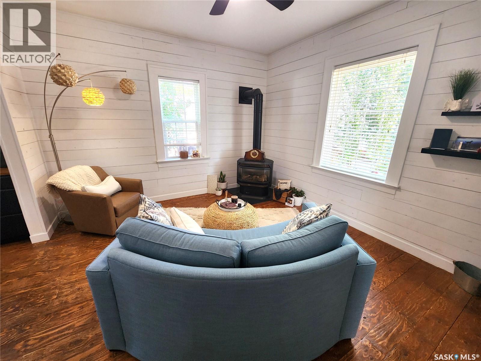 1401 3Rd Street, Estevan, SK - Indoor Photo Showing Living Room With Fireplace