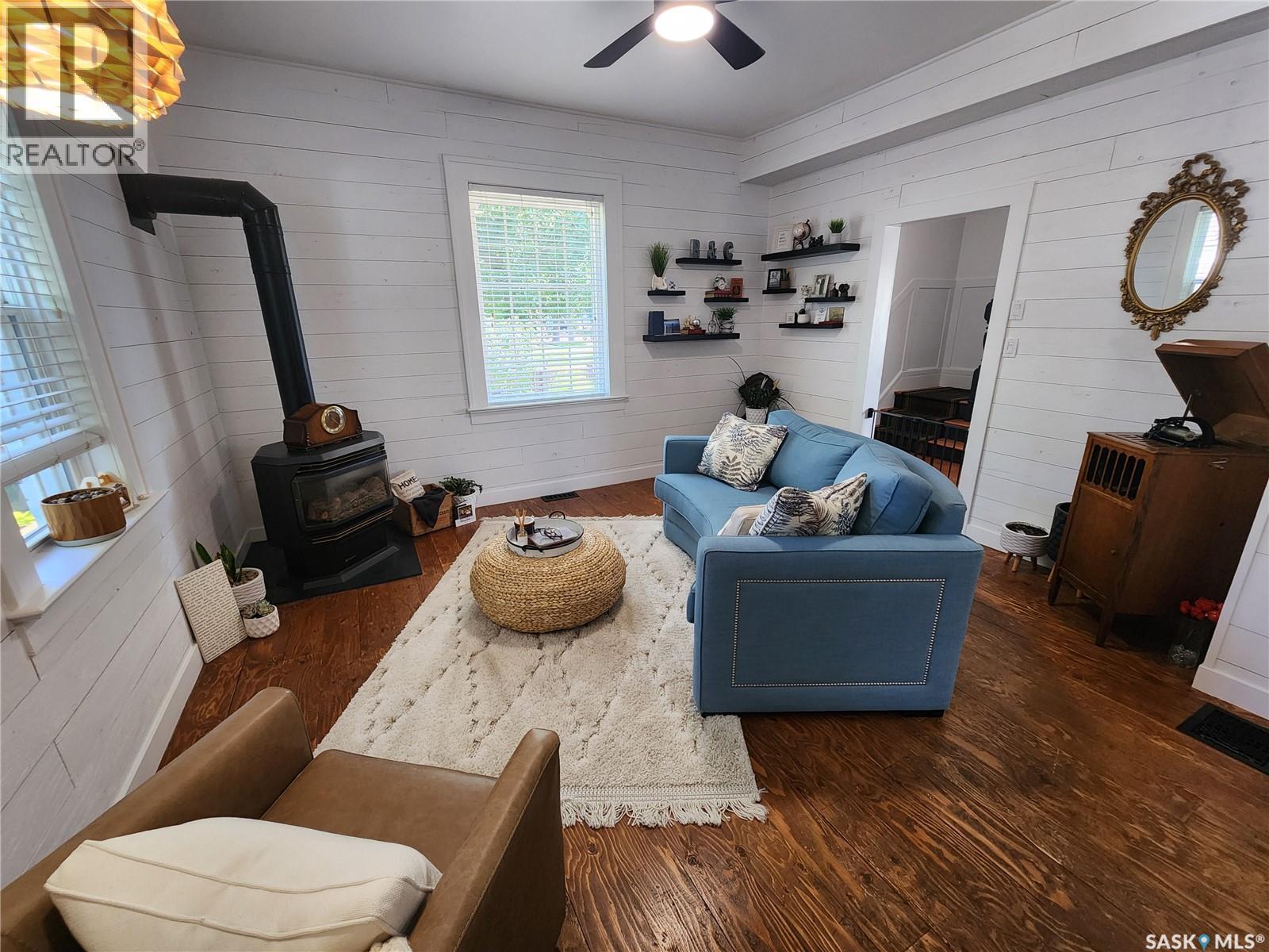 1401 3Rd Street, Estevan, SK - Indoor Photo Showing Living Room