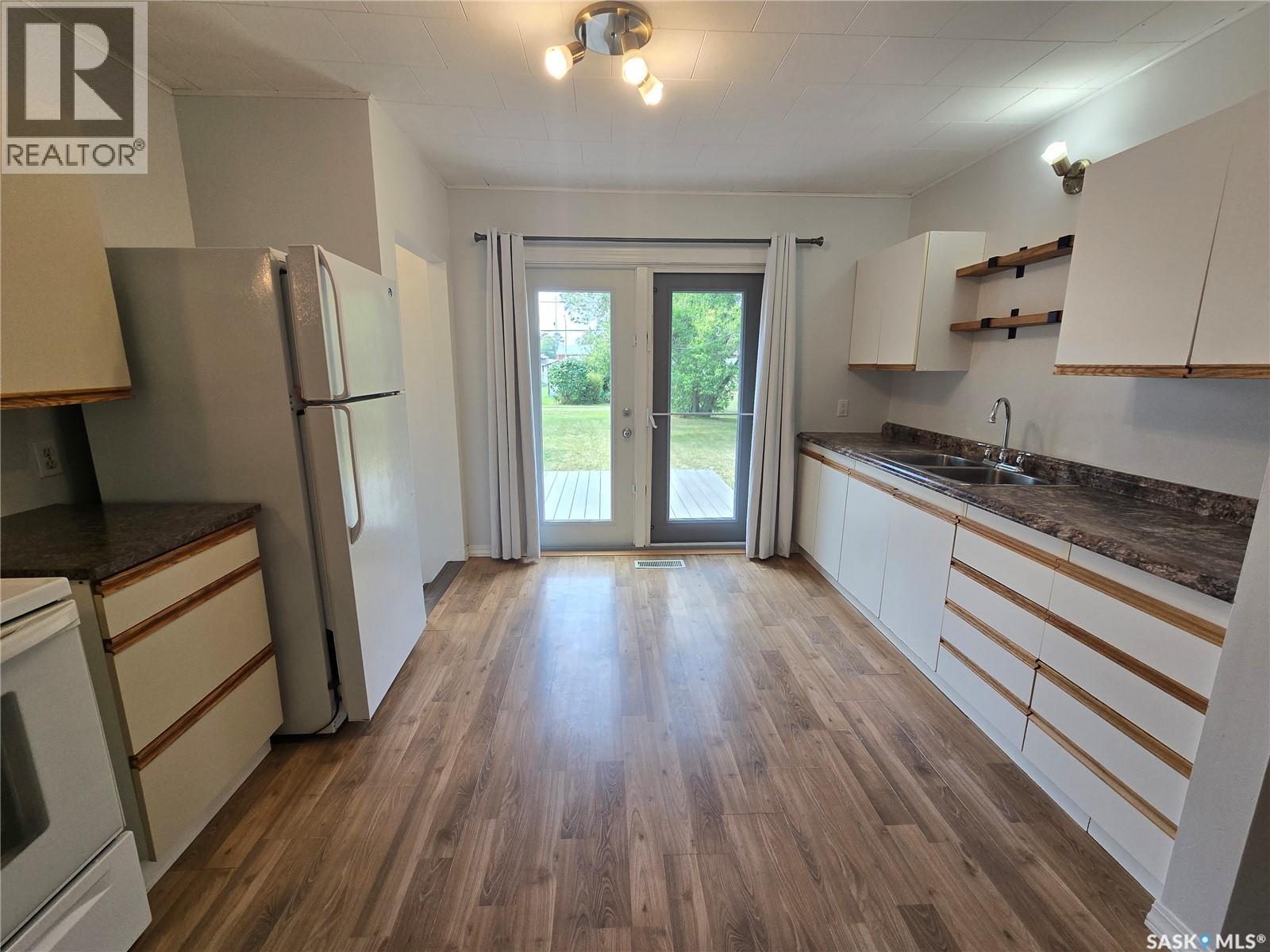 906 Pacific Street, Grenfell, SK - Indoor Photo Showing Kitchen With Double Sink
