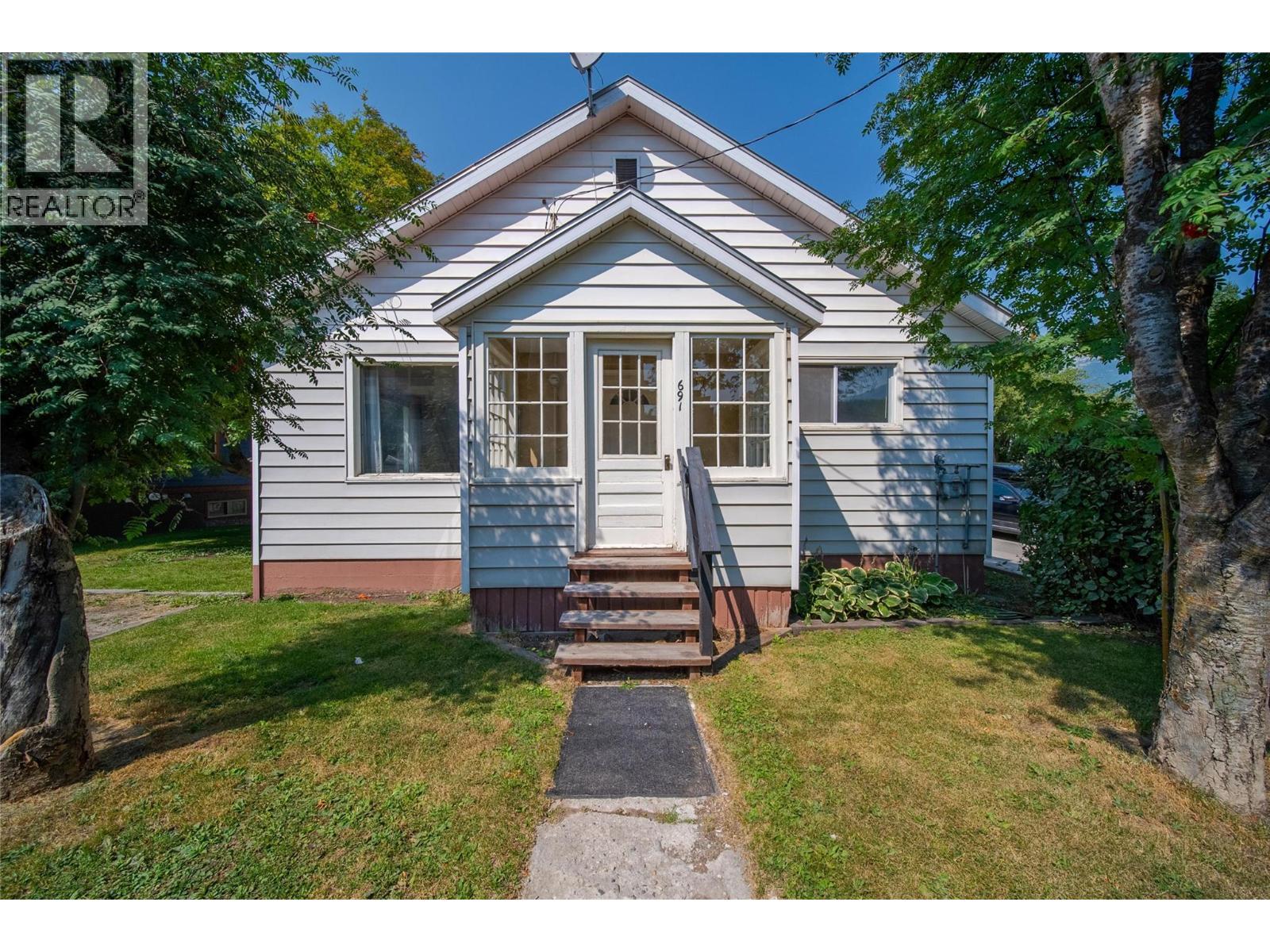 691 3Rd Avenue, Fernie, BC - Outdoor With Facade