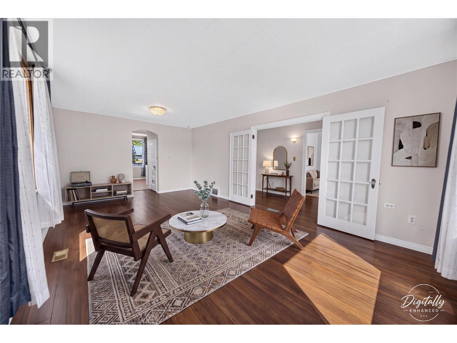 691 3Rd Avenue, Fernie, BC - Indoor Photo Showing Living Room
