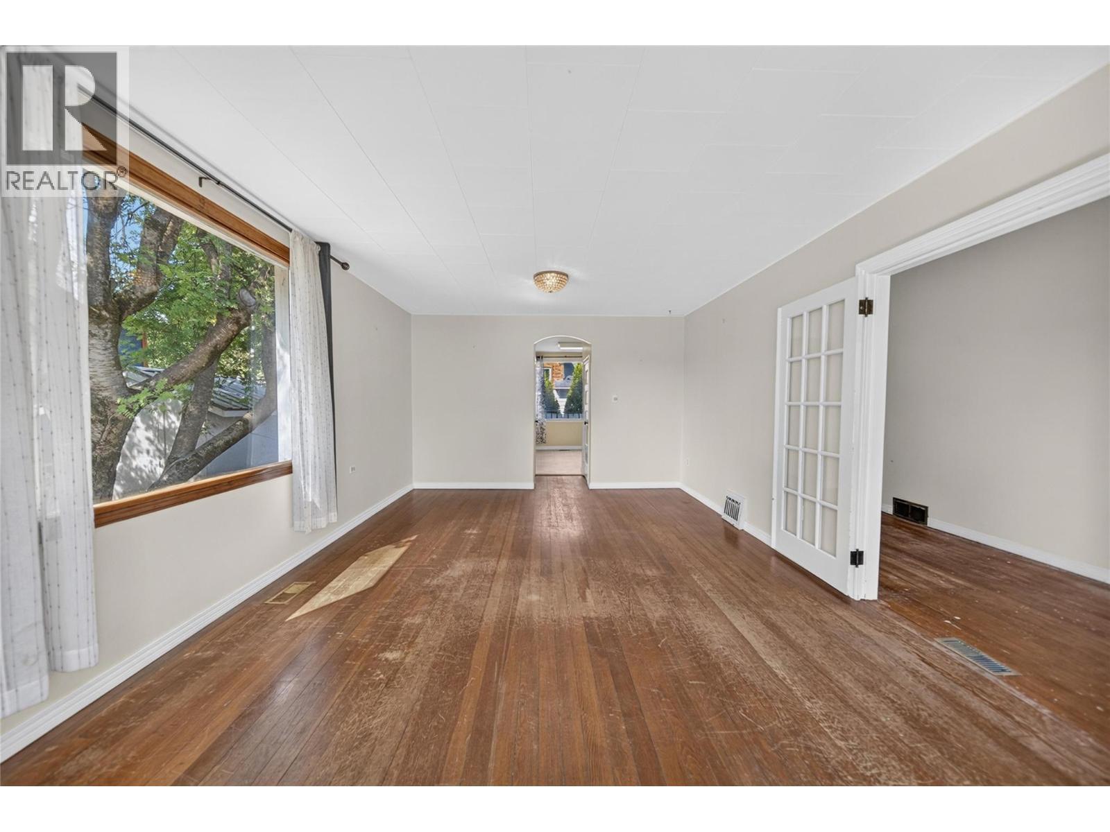 691 3Rd Avenue, Fernie, BC - Indoor Photo Showing Living Room